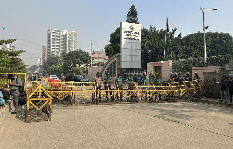 হাসপাতালের সামনে দায়িত্বে থাকা পুলিশের এক সদস্য বলেন, গত কয়েকদিন হাসপাতালে সামনে বিএনপির নেতাকর্মীদের ভিড় সামলাতে হিমশিম খেতে হয়েছে। হাসপাতালের সামনে তাদের এমন ভিড় করা অনাকাঙ্ক্ষিত। তবে আজ সকাল ১০টা পর্যন্ত তাদের লোকজন দেখা যাচ্ছে না। দিনটা এমন থাকলে হাসপাতালের সবার জন্যই ভালো হয়।