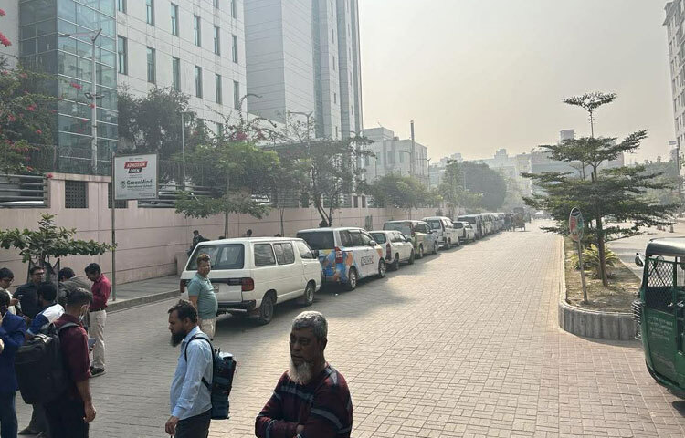 তবে সকাল ১০টা পর্যন্ত হাসপাতালটির সামনে দলীয় নেতাকর্মীদের দেখা যায়নি। হাসপাতালের প্রবেশ ফটকে আইনশৃঙ্খলা রক্ষাকারী বাহিনীর সদস্যদের সতর্ক অবস্থানে দেখা গেছে। আর নির্বিঘ্নে হাসপাতালে ঢুকতে এবং বের হতে পারছেন অন্যান্য রোগী এবং তাদের স্বজনেরা।