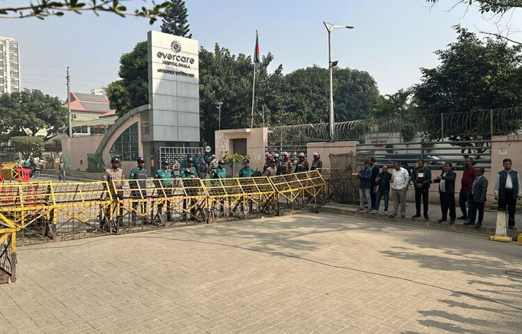 বেগম খালেদা জিয়া হাসপাতালে ভর্তি হওয়ার পর থেকে এভারকেয়ারের সামনে দলীয় নেতাকর্মীদের উপচেপড়া ভিড় লক্ষ্য করা গেছে।