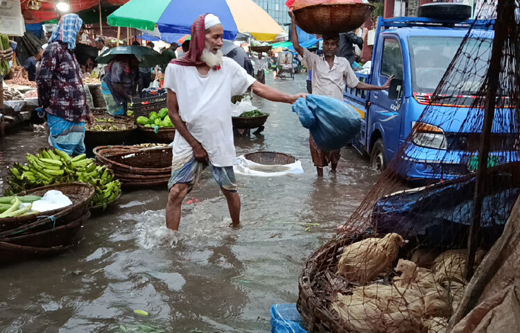 রাজধানীর অন্যতম বৃহৎ পাইকারি কাঁচাবাজার কারওয়ানবাজার। বৃষ্টির কারণে জলাবদ্ধতায় ডুবে গেছে বাজারের সড়ক ও গলিপথ।