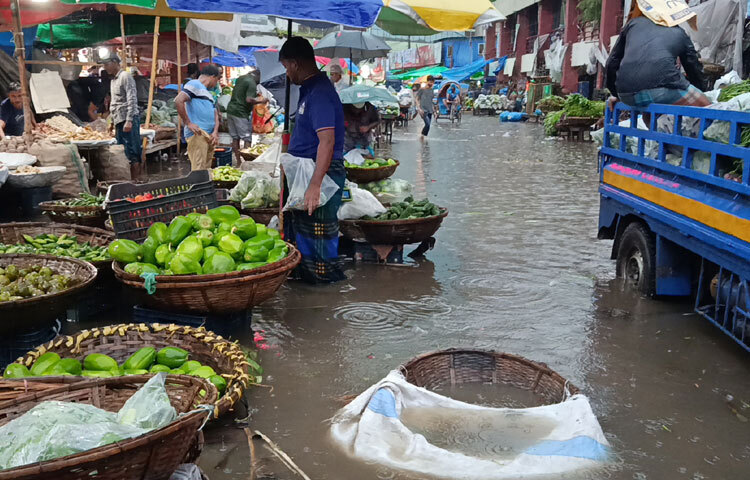 বাজারে আসা অনেক ক্রেতাও এই অব্যবস্থাপনায় ক্ষুব্ধ। কেউ হাঁটুপানি পেরিয়ে ভেতরে এসে দেখছেন অনেক জায়গায় পচা সবজি, কাদা এবং দুর্গন্ধ।