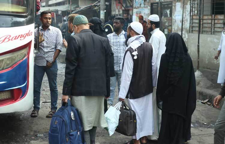 এই ভিড় শুধু যাত্রীর নয়, এই ভিড় আশা আর প্রত্যাশার। বাসে জায়গা পাওয়া নিয়ে খানিকটা হইচই, কখনো ধৈর্য হারানোর দৃশ্যও চোখে পড়ে। তবু কেউ কাউকে দোষ দেয় না। যেন সবাই বুঝে নিয়েছে ভোটের এই যাত্রা সহজ হবে না।