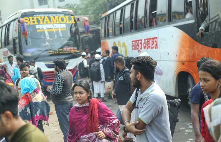 মহাখালী বাস টার্মিনালের ছবিতে ধরা পড়ে শুধু মানুষের ভিড় নয়, ধরা পড়ে গণতন্ত্রের এক জীবন্ত রূপ। দীর্ঘ লাইন, অপেক্ষা, ক্লান্ত মুখ সব মিলিয়ে এটি ভোটাধিকার প্রয়োগের নীরব সংগ্রাম। কোনো মিছিল নেই, নেই স্লোগান। আছে শুধু দৃঢ় সিদ্ধান্ত।