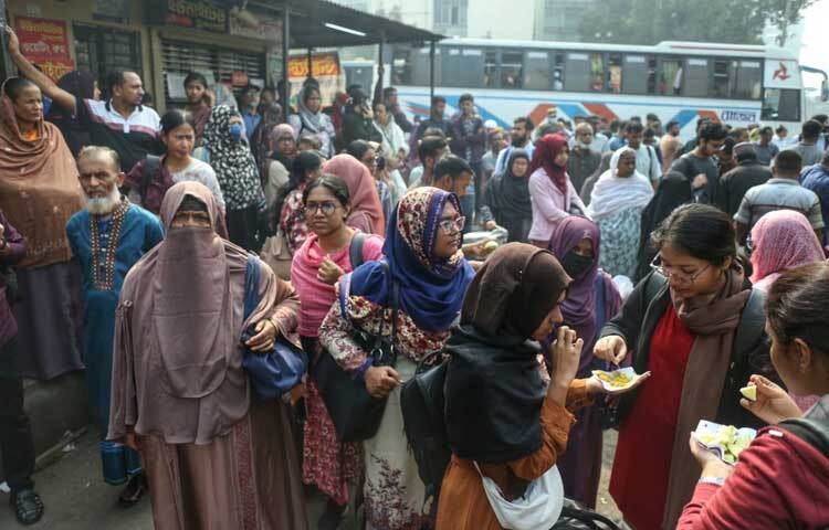 সকালের আলো ঠিকমতো ছড়িয়ে পড়ার আগেই মহাখালী বাসটার্মিনালে জমে ওঠে মানুষের ভিড়।