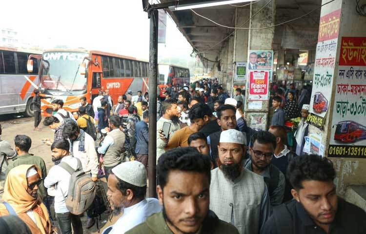 রাজধানীর ব্যস্ত জীবনে ভোট অনেক সময়ই হয়ে পড়ে দূরের বিষয়। কিন্তু নির্বাচন এলেই মানুষ বুঝিয়ে দেয় ভোট এখনো গুরুত্বপূর্ণ। সময়ের চাপ, টাকার হিসাব, যাতায়াতের কষ্ট সবকিছুকে পেছনে ফেলে মানুষ ছুটে যায় নিজের কেন্দ্রে।