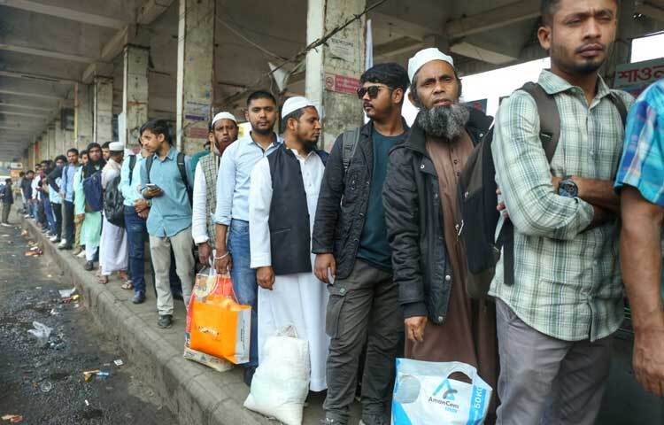 বাসের জন্য অপেক্ষমাণ দীর্ঘ লাইনে দাঁড়িয়ে থাকা মানুষগুলোর মুখে সেই তাগিদ স্পষ্ট।