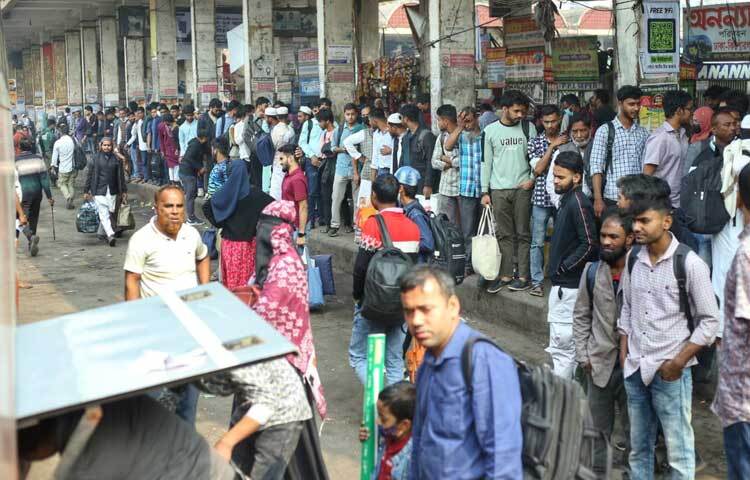 বাসস্ট্যান্ডে হাঁটলে চোখে পড়ে নানা পেশার মানুষ গার্মেন্টসকর্মী, দোকানদার, শিক্ষক, শিক্ষার্থী, এমনকি বয়স্ক নারী-পুরুষও। কারও হাতে ছোট ব্যাগ, কারও কাঁধে বড় বোঝা। কারও সঙ্গে সন্তান, কারও সঙ্গে শুধু স্মৃতির ভার।