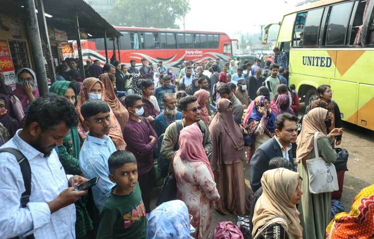 বাসে ওঠার আগে শেষবারের মতো ফোনে কথা বলছেন কেউ কেউ, ‘আমি রওনা দিয়েছি, পৌঁছাতে একটু দেরি হবে।’