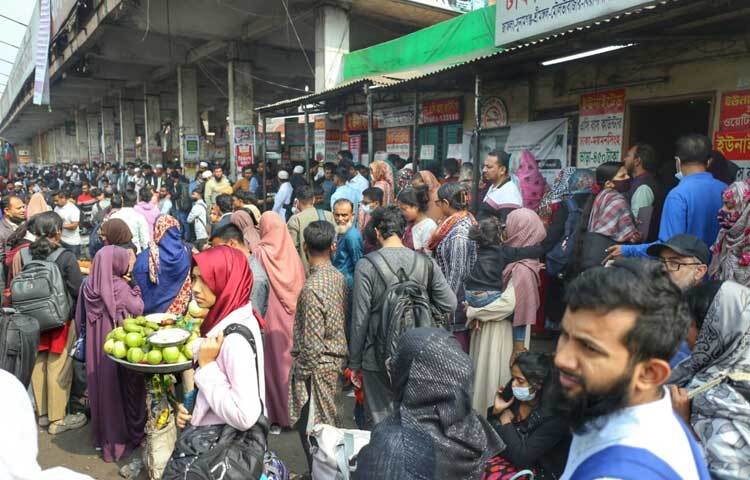 বাস চালকেরাও ব্যস্ত। এক চালক বলেন, নির্বাচনের সময় যাত্রী বেশি থাকে। সবাই বাড়ি যেতে চায়। আমরাও চেষ্টা করি যতটা সম্ভব ট্রিপ দিতে। তার চোখে ক্লান্তি, কিন্তু মুখে গর্ব; ভোটযাত্রার অংশ হতে পারার গর্ব।