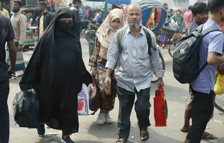 কেউ অফিস থেকে ছুটি নিয়েছেন, কেউ বা নাইট শিফট শেষ করে সোজা টার্মিনালে। চোখেমুখে ক্লান্তি থাকলেও ভেতরে ভেতরে একটা তাগিদ, ভোটটা তো দিতেই হবে।