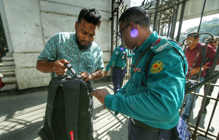 এদিকে, আন্তর্জাতিক অপরাধ ট্রাইব্যুনালের গেট দিয়ে ঢোকার সময় চেক করা হচ্ছে।
