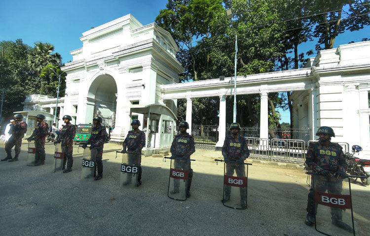 দেশের ইতিহাসে কোনো প্রধানমন্ত্রী মানবতাবিরোধী অপরাধে প্রথমবারের মতো বিচার শেষে সাজার মুখোমুখি হতে যাচ্ছেন। আর এ রায় ঘিরে দেশ-বিদেশের মানুষের দৃষ্টি এখন আন্তর্জাতিক অপরাধ ট্রাইব্যুনালের দিকে।