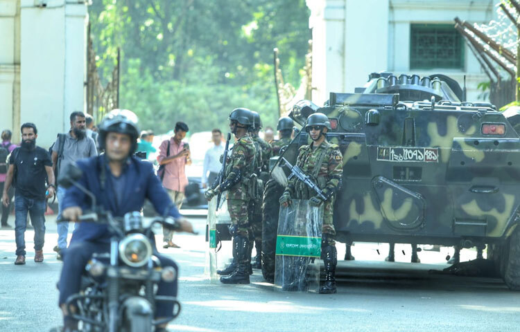 সুপ্রিম কোর্টের আশপাশে নিরাপত্তা বাহিনীর সদস্যরা কঠোর পাহারায় রয়েছেন। মাজার গেটের সামনে সেনা সদস্যদের অবস্থান করতে দেখা যায়। ট্রাইব্যুনালের ভেতরে ও বাইরে পুলিশের পাশাপাশি র‌্যাবসহ অন্যান্য বাহিনীর সদস্যরা টহল দিচ্ছেন।