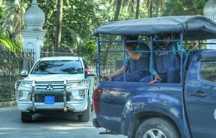 সকাল ৯টার দিকে এই মামলার রাজসাক্ষী সাবেক আইজিপি চৌধুরী আব্দুল্লাহ আল-মামুনকে ট্রাইব্যুনালে হাজির করা হয়েছে।