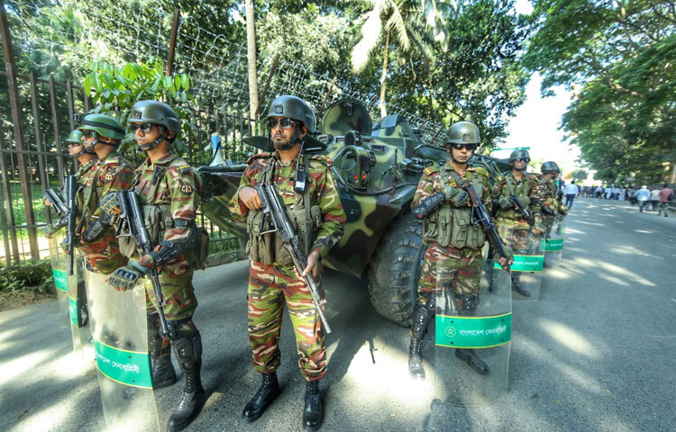 এরই মধ্যে নিরাপত্তার স্বার্থে ১৬ নভেম্বর সন্ধ্যার পর থেকে ঢাকা বিশ্ববিদ্যালয় ও ঢাকা মেডিকেল কলেজ হাসপাতালের দোয়েল চত্বর হয়ে শিক্ষা ভবনমুখী সড়কে যান চলাচল বন্ধ করে দিয়েছে আইনশৃঙ্খলা রক্ষাকারী বাহিনী। সীমিত করা হয়েছে পথচারীদের চলাচল।