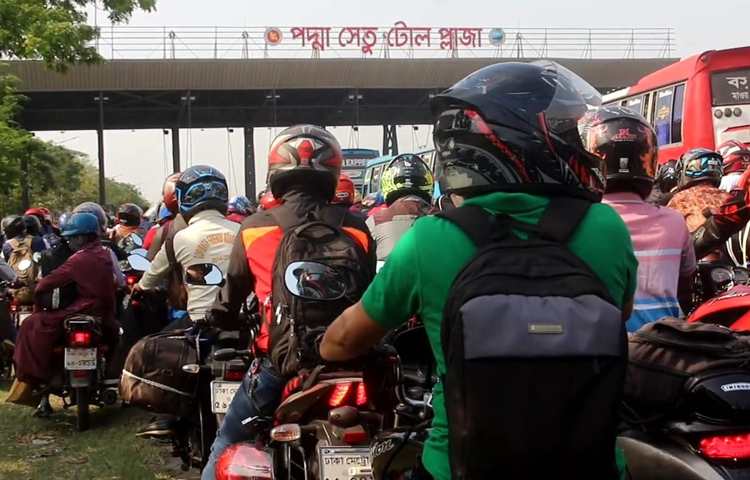 পদ্মা সেতুর উভয়প্রান্তে ১৪টি বুথ থেকে টোল আদায় হচ্ছে। ছবি: আরাফাত রায়হান সাকিব