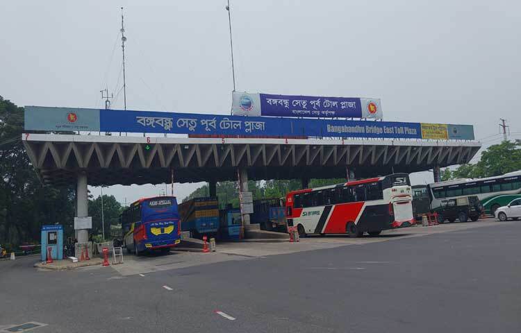 বঙ্গবন্ধু সেতুতে গত ২৪ ঘণ্টায় ৩৭ হাজার ৬শটি যানবাহন পারাপার হয়েছে। এতে টোল আদায় হয়েছে ২ কোটি ৯২ লাখ ৯৪ হাজার ৫৫০ টাকা। ছবি: জাগো নিউজ