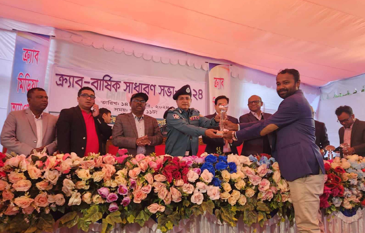 ‘বর্ষসেরা অপরাধ বিষয়ক সাংবাদিকের পুরস্কার’ পেয়েছেন জাগোনিউজ২৪.কম-এর নিজস্ব প্রতিবেদক তৌহিদুজ্জামান তন্ময়। সাইবার ক্রাইম প্রতিরোধ-সচেতনতা বিষয়ে বিশেষ প্রতিবেদন ক্যাটাগরিতে তিনি বাংলাদেশ ক্রাইম রিপোর্টার্স অ্যাসোসিয়েশন (ক্র্যাব) ২০২৪ সালের সেরা রিপোর্টিং পুরস্কার পেয়েছেন। ছবি: জাগো নিউজ