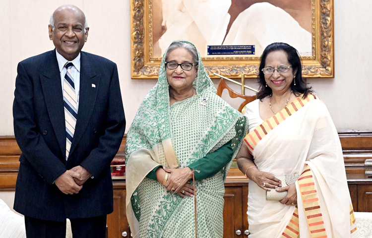 বাংলাদেশ প্রতিবেশী দেশগুলোর সঙ্গে সুসম্পর্ককে খুবই অগ্রাধিকার দেয় বলে জানিয়েছেন প্রধানমন্ত্রী শেখ হাসিনা। আজ গণভবনে ঢাকায় নিযুক্ত শ্রীলঙ্কার রাষ্ট্রদূত প্রফেসর সুদর্শন ডি. এস সেনেভিরত্নের সঙ্গে বিদায়ী সাক্ষাতে এ কথা বলেন প্রধানমন্ত্রী। ছবি: পিআইডি