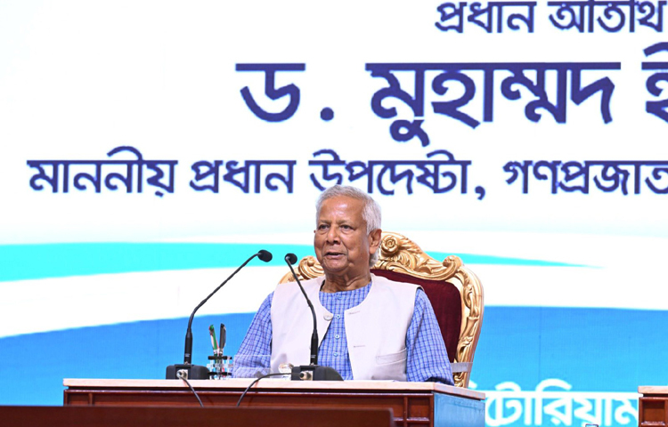 রাজধানীর রাজারবাগ পুলিশ লাইন্স অডিটোরিয়ামে তিন দিনব্যাপী ‘পুলিশ সপ্তাহ ২০২৫’ এর উদ্বোধনী অনুষ্ঠানে প্রধান অতিথির বক্তব্য রাখেন অন্তর্বর্তী সরকারের প্রধান উপদেষ্টা অধ্যাপক মুহাম্মদ ইউনূস। ছবি: সংগৃহীত