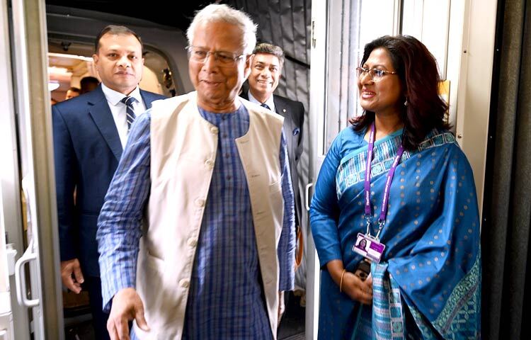 প্রধান উপদেষ্টা প্রফেসর মুহাম্মদ ইউনূস আজ লন্ডনের হিথ্রো বিমানবন্দরে পৌঁছালে তাঁকে স্বাগত জানান যুক্তরাজ্যে নিযুক্ত বাংলাদেশের হাইকমিশনার আবিদা ইসলাম। ছবি: পিআইডি