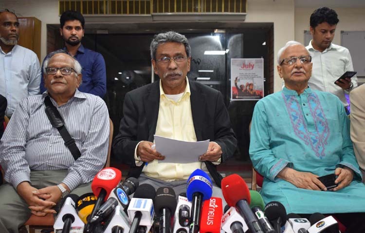 জাতীয় ঐকমত্য কমিশনের সহ-সভাপতি অধ্যাপক আলী রীয়াজ গতকাল ঢাকায় ফরেন সার্ভিস একাডেমিতে বিভিন্ন রাজনৈতিক দলের সাথে দ্বিতীয় পর্যায়ের ২৩তম দিনের আলোচনা শেষে সাংবাদিকদের ব্রিফ করেন। ছবি: পিআইডি