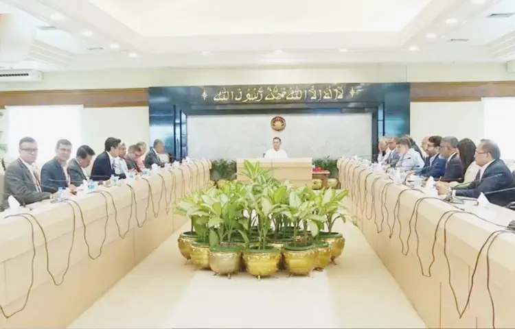 দেশের বিনিয়োগ পরিবেশ এবং শিল্প খাতের বিদ্যমান চ্যালেঞ্জ নিয়ে আলোচনার জন্য শীর্ষ ব্যবসায়ী নেতাদের সঙ্গে প্রধানমন্ত্রী তারেক রহমানের বৈঠক অনুষ্ঠিত হয়েছে। আজ দুপুরে তেজগাঁওয়ে প্রধানমন্ত্রীর কার্যালয়ে বৈঠকটি অনুষ্ঠিত হয়। ছবি: সংগৃহীত