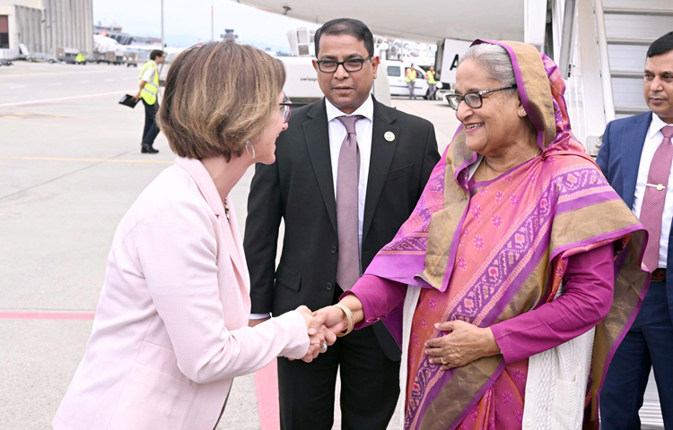 চারদিনের সফরে সুইজারল্যান্ডের জেনেভায় পৌঁছেছেন প্রধানমন্ত্রী শেখ হাসিনা। সফরকালে তিনি ‘ওয়ার্ল্ড অব ওয়ার্ক সামিট: সোশ্যাল জাস্টিস ফর অল’ শীর্ষক সম্মেলনে যোগ দেবেন। ছবি: পিআইডি