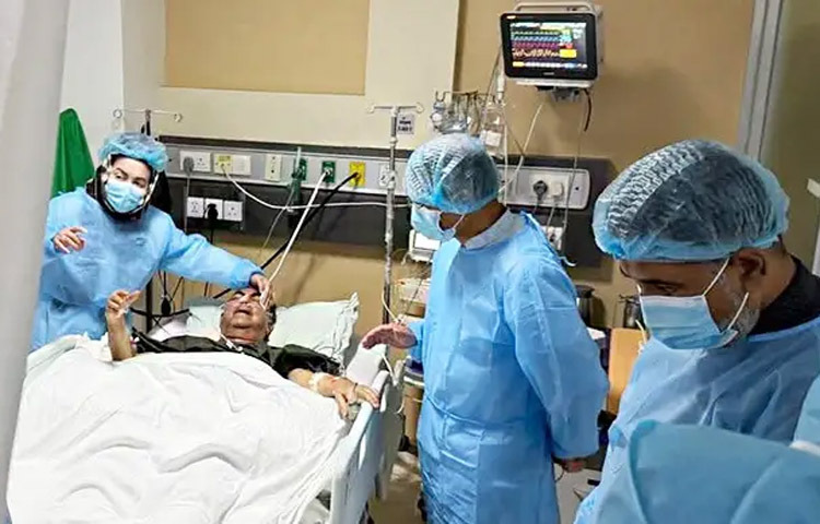 বিএনপির স্থায়ী কমিটির সদস্য ও প্রধানমন্ত্রীর রাজনৈতিক উপদেষ্টা মির্জা আব্বাসকে দেখতে রাজধানীর এভারকেয়ার হাসপাতালে গেছেন প্রধানমন্ত্রী তারেক রহমান। আজ জুমার নামাজের পর তিনি হাসপাতালে গিয়ে মির্জা আব্বাসের শারীরিক অবস্থার খোঁজখবর নেন। ছবি: সংগৃহীত