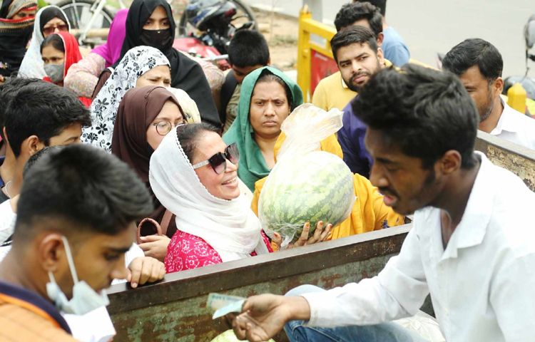 ভোক্তাদের দাবি, সরকারি-বেসরকারিভাবে এই ধরনের ন্যায্যমূল্যে পণ্য বিক্রির উদ্যোগ নিলে বাজারে সিন্ডিকেট থাকবে না। ছবি: মাহবুব আলম