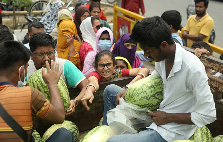 জানা গেছে, ২৭ রমজান পর্যন্ত কম দামে তরমুজ বিক্রির এই কার্যক্রমটি চলবে। পরবর্তীতে বাজার পরিস্থিতি বিবেচনা করে সিদ্ধান্ত নেওয়া হবে। ছবি: মাহবুব আলম
