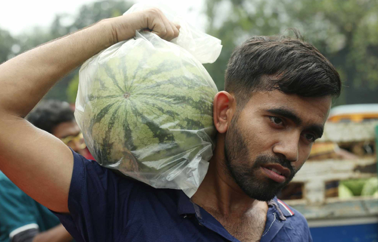 এসব স্থানে ৫ কেজির বেশি ওজনের তরমুজ ১০০ টাকা, ৭ কেজির বেশি ওজনের তরমুজ ১৫০ টাকা, ৯ কেজির বেশি ওজনের তরমুজ ২০০ টাকা, ১১ কেজির বেশি ওজনের তরমুজ ২৫০ টাকায় পিস হিসাবে বিক্রি করা হবে। ছবি: মাহবুব আলম
