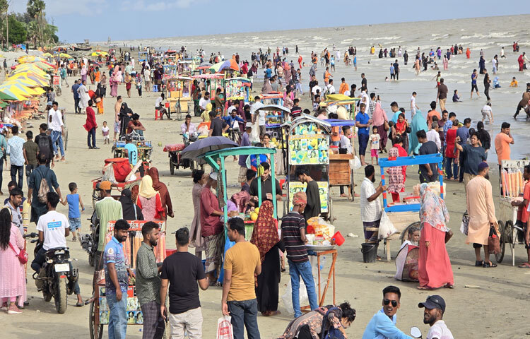 দীর্ঘ সময় পর পর্যটকের এমন বাড়তি উপস্থিতিতে উচ্ছ্বসিত ব্যবসায়ীরা।