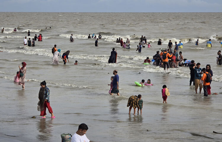 ট্যুরিস্ট পুলিশ কুয়াকাটা রিজিয়নের সহকারী পুলিশ সুপার হাবিবুর রহমান বলেন, সাদা পোশাকে এবং পোশাকে পুলিশ দায়িত্ব পালন করছে। পাশাপাশি স্বেচ্ছাসেবক ও স্টেক হোল্ডাররা কাজ করছে।