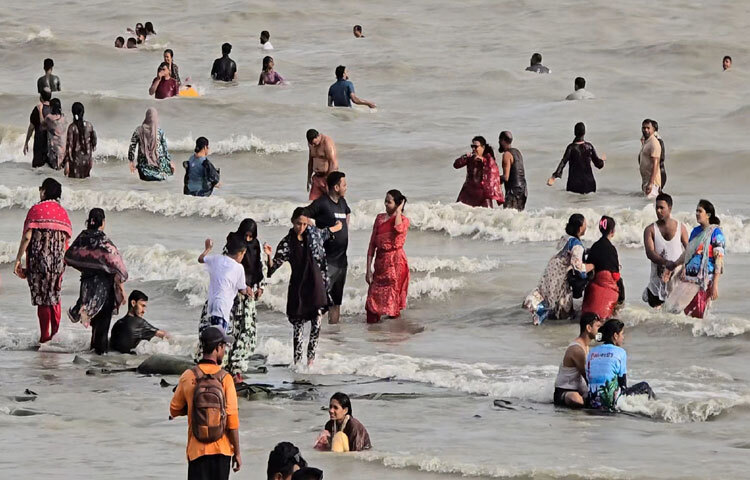 বিক্রি বেড়েছে পর্যটন সংশ্লিষ্ট ব্যবসা প্রতিষ্ঠানগুলোতে। বুকিং রয়েছে কুয়াকাটার ৯৫ শতাংশ হোটেল-মোটেল। পর্যটকদের সার্বিক নিরাপত্তা দিতে তৎপর রয়েছে ট্যুরিস্ট পুলিশের সদস্যরা।