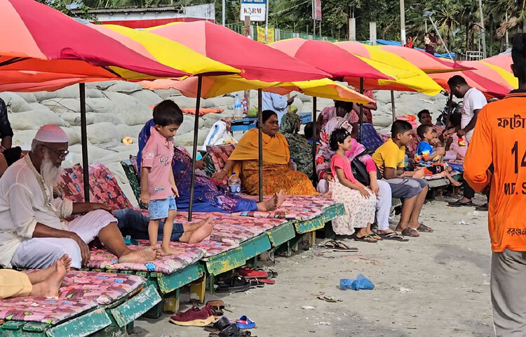 অনেকে আবার ঘুরছেন ঘোড়া, মোটরসাইকেল কিংবা ওয়াটার বাইকে। অনেকে আবার সৈকতের বেঞ্চে বসে উপভোগ করছেন প্রাকৃতিক সৌন্দর্য।