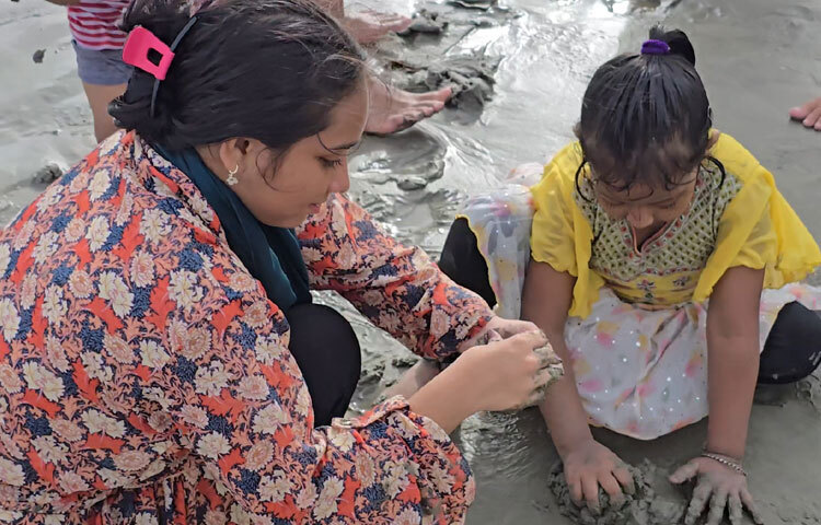 তবে সমুদ্রপ্রেমী এসব মানুষের অভিযোগ, কুয়াকাটায় এসে দুই তিন দিন থাকার মতো কোনো ভ্রমণস্পট, একটি নান্দনিক সৈকতের অভাবসহ নিরবচ্ছিন্ন যাতায়াত ও অনেক সমস্যা রয়েছে।