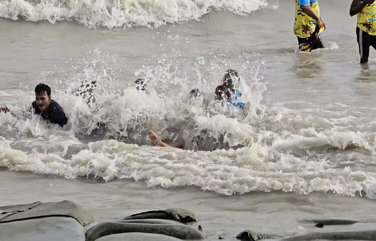 দেশের দক্ষিণের এই পর্যটন কেন্দ্রটির মূল মৌসুম ধরা হয় অক্টোবর থেকে এপ্রিল পর্যন্ত। বছরের বাকি সময়গুলোতে পর্যটক থাকলেও তা সামান্য। তাই একদিকে পূজার বন্ধ, অন্যদিকে পর্যটন মৌসুম শুরু হওয়ার কারণে প্রায় ১৬টি পেশার ব্যবসায়ীরা নতুনভাবে নিজেদের প্রস্তুত করেছেন। পর্যটকদের আকৃষ্ট করতে সবাই দিচ্ছে নানা সুযোগ সুবিধা।