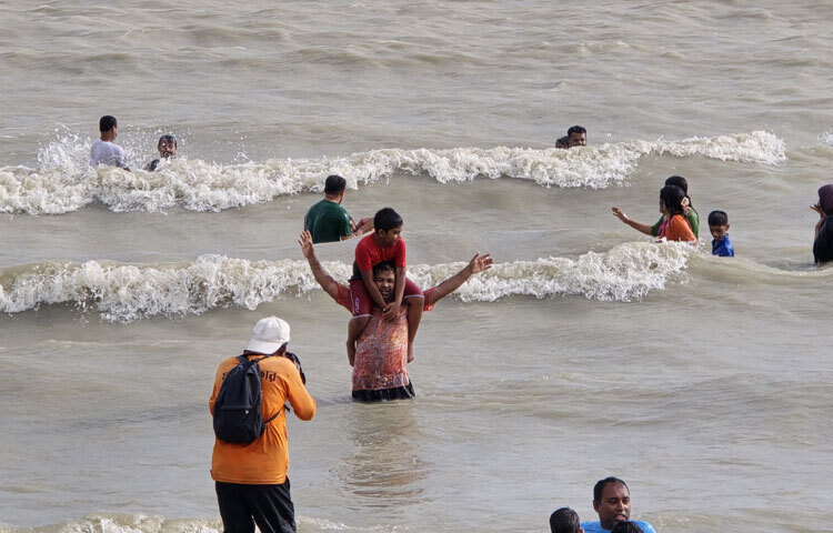 আগত পর্যটকরা সৈকতের নোনা জলে গা ভাসিয়ে আনন্দ উন্মাদনায় মেতে ওঠেছেন।