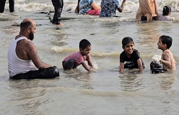 বুধবার সকাল থেকেই সৈকতের বিভিন্ন পয়েন্ট পর্যটকদের পদচারণায় মুখর থাকে। সৈকতের জিরো পয়েন্ট, লেম্বুরবন, গঙ্গামতি, ঝাউবন, শুঁটকিপল্লী, মিশ্রিপাড়াসহ প্রত্যেকটি স্পটে পর্যটকের উপচেপড়া ভিড় ছিল।