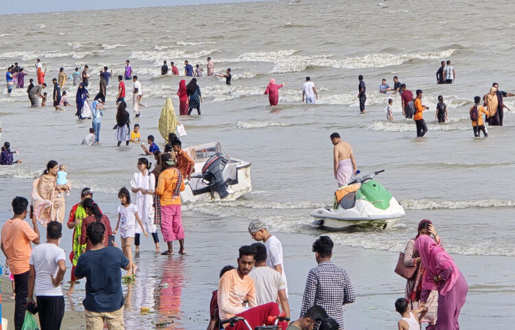 কুয়াকাটা ট্যুর গাইড অ্যাসোসিয়েশনের সভাপতি কেএম বাচ্চু জানান, বুধবার পর্যটকে টইটুম্বুর ছিল কুয়াকাটা। কুয়াকাটায় পর্যটক এলে সব শ্রেণি-পেশার মানুষ ভালো থাকে, প্রত্যেকটা টুর গাইড ব্যস্ততায় সময় কাটায়, এখান থেকে আয় করে পরিবার চালায়। তাই সরকারের কাছে আবেদন, সারা বছর কুয়াকাটায় পর্যটক আসার ব্যবস্থা করা হোক।
