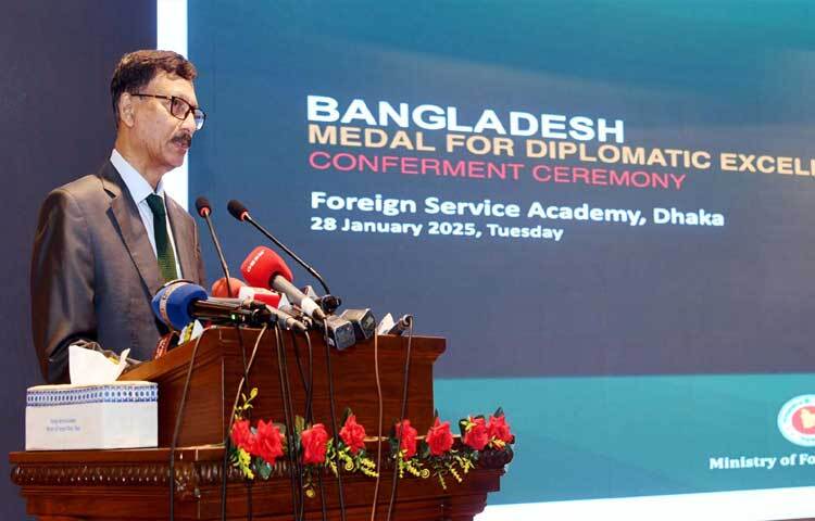 রাজধানীর বেইলি রোডে ফরেন সার্ভিস একাডেমিতে ‘কূটনৈতিক শ্রেষ্ঠত্ব কনফারমেন্টের জন্য বাংলাদেশ পদক’ শীর্ষক অনুষ্ঠানে প্রধান অতিথির বক্তৃতা করেন পররাষ্ট্র উপদেষ্টা মো. তৌহিদ হোসেন। ছবি: পিআইডি