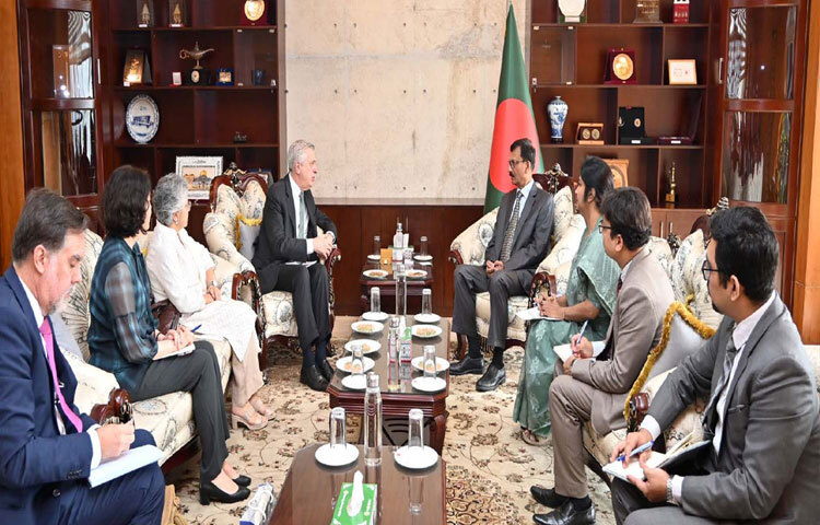 পররাষ্ট্র উপদেষ্টা মো. তৌহিদ হোসেনের সঙ্গে মন্ত্রণালয়ে তার অফিস কক্ষে সাক্ষাৎ করেন জাতিসংঘের শরণার্থী বিষয়ক হাইকমিশনার ফিলিপ্পো গ্র্যান্ডি। ছবি: পিআইডি
