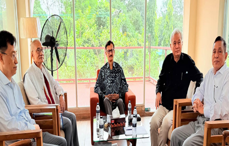 রাঙামাটি জেলা সদরের উন্নয়ন বোর্ডের রেস্ট হাউসে পার্বত্য চট্টগ্রাম চুক্তি বাস্তবায়ন ও পরিবীক্ষণ কমিটির সভায় বক্তৃতা করেন পার্বত্য চট্টগ্রাম বিষয়ক উপদেষ্টা সুপ্রদীপ চাকমা। এসময় পররাষ্ট্র উপদেষ্টা মো. তৌহিদ হোসেন উপস্থিত ছিলেন। ছবি: পিআইডি