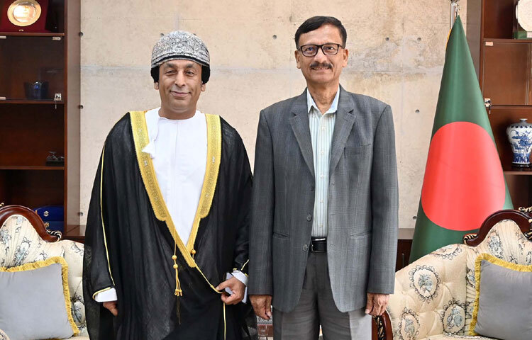 পররাষ্ট্র উপদেষ্টা মো. তৌহিদ হোসেনের সঙ্গে ঢাকায় মন্ত্রণালয়ে তার অফিসকক্ষে সাক্ষাৎ করেন বাংলাদেশে নিযুক্ত ওমানের রাষ্ট্রদূত জামিল বিন হাজি বিন ইসমাঈল আল বালুশি। ছবি: পিআইডি