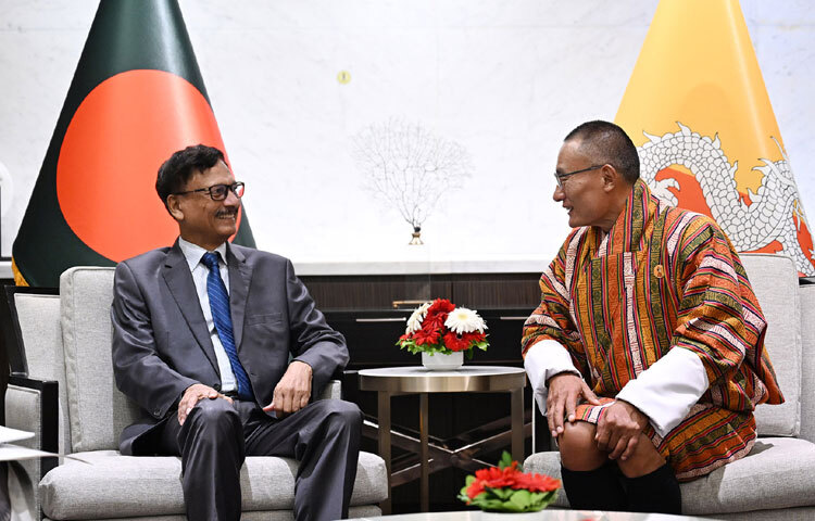 ভুটানের প্রধানমন্ত্রী শেরিং তোবগের সঙ্গে ঢাকায় হোটেল ইন্টারকন্টিনেন্টালে সাক্ষাৎ করেন পররাষ্ট্র উপদেষ্টা মো. তৌহিদ হোসেন। ছবি: পিআইডি