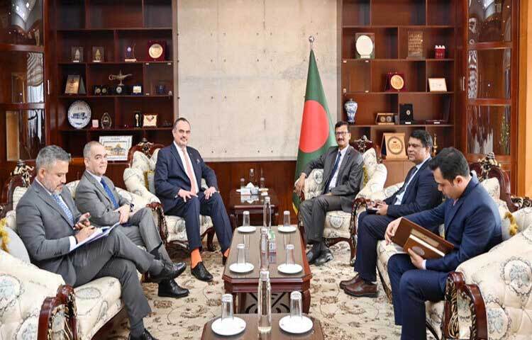 পররাষ্ট্র উপদেষ্টা মো. তৌহিদ হোসেনের সঙ্গে চমৎকার বৈঠক হয়েছে বলে জানিয়েছেন ঢাকায় নিযুক্ত মার্কিন রাষ্ট্রদূত ব্রেন্ট ক্রিসটেনসন। বৈঠকে বাংলাদেশ ও যুক্তরাষ্ট্রের দ্বিপাক্ষিক সম্পর্কের গুরুত্বপূর্ণ বিভিন্ন বিষয় নিয়ে ফলপ্রসূ আলোচনা হয়েছে বলেও জানান তিনি।