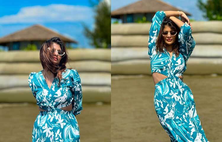 নীল রঙের ম্যাক্সি ড্রেসের সঙ্গে মিনিমাল মেকআপ করেছেন নায়িকা। হাতে সাদা পুঁতির ব্রেসলেট, চোখে স্টাইলিশ কেটস আই সানগ্লাস আর খোলা চুলে বেশ ফুরফুরে আমেজেই ক্যামেরাবন্দি হয়েছেন তিনি।