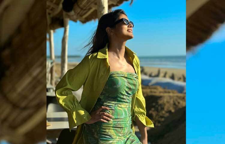 অন্য ছবিতে অভিনেত্রী ধরা দিয়েছেন সবুজ রঙের রুশড ডিটেলের স্ট্রেপলেস বডিকনে। ড্রেসের ওপর লেয়ার করে পরেছেন হালকা জলপাই রঙের শার্ট।