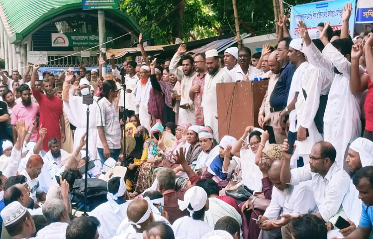 স্বীকৃতিপ্রাপ্ত সব নন-এমপিও শিক্ষাপ্রতিষ্ঠান এমপিওভুক্তির দাবিতে লাগাতার অবস্থান কর্মসূচি শুরু করেছেন শিক্ষকরা। ছবি: বিপ্লব দীক্ষিৎ